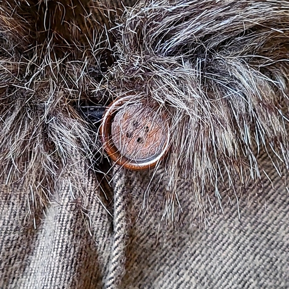 ⭐ $5 Fuzzy Faux Fur-Lined Poncho/Cape With Button and Tassels One Size Fits Most - Picture 6 of 9